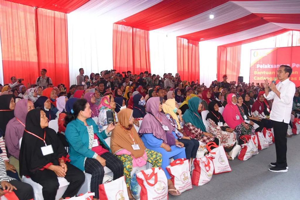 Presiden Jokowi Tinjau Persediaan Beras dan Serahkan Bantuan Pangan di Palembang 1024x683 1