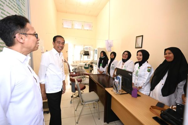 Presiden Jokowi Tinjau RSUD Sibuhuan Pastikan Pelayanan Kesehatan Optimal 1024x683 1