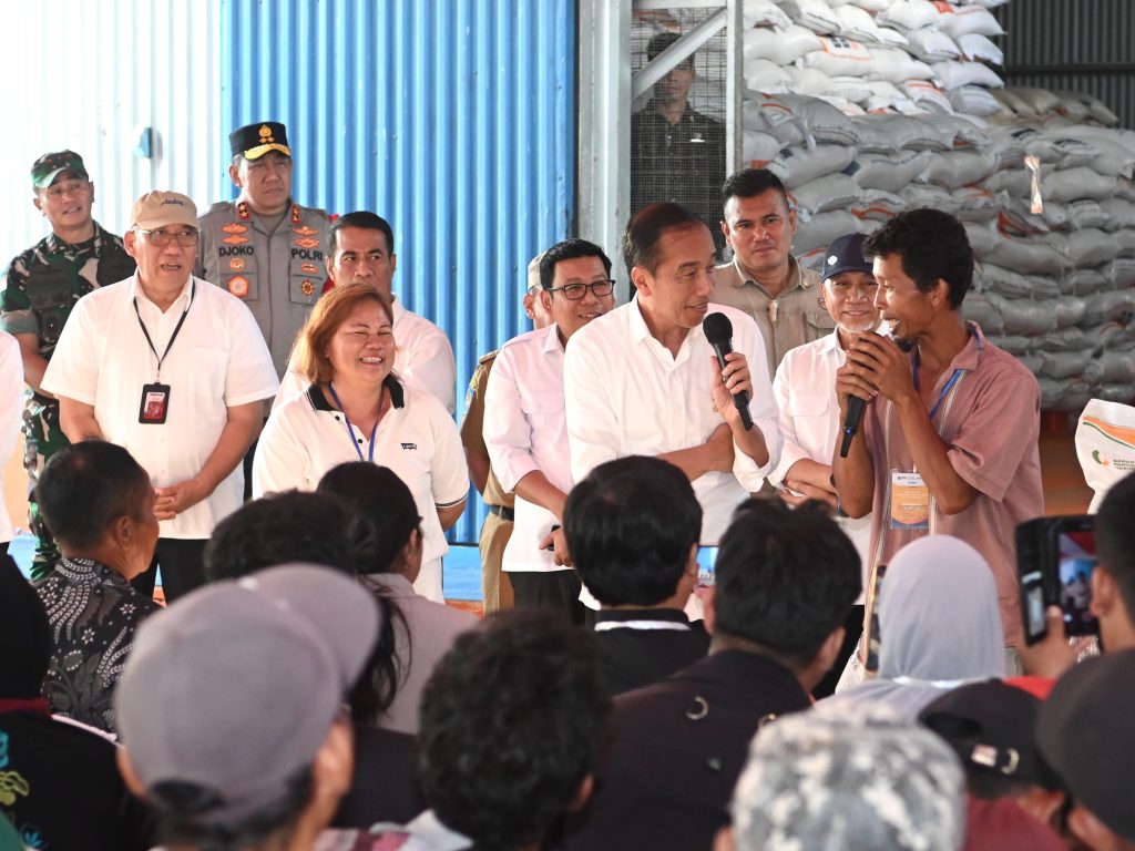 Presiden Jokowi Tinjau Stok Beras dan Serahkan Bantuan Cadangan Pangan di Palangkaraya 1024x768 1