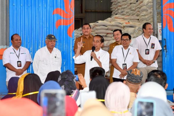 Presiden Jokowi Tinjau Stok Beras dan Serahkan Bantuan Pangan di Kabupaten Bungo 1024x768 1