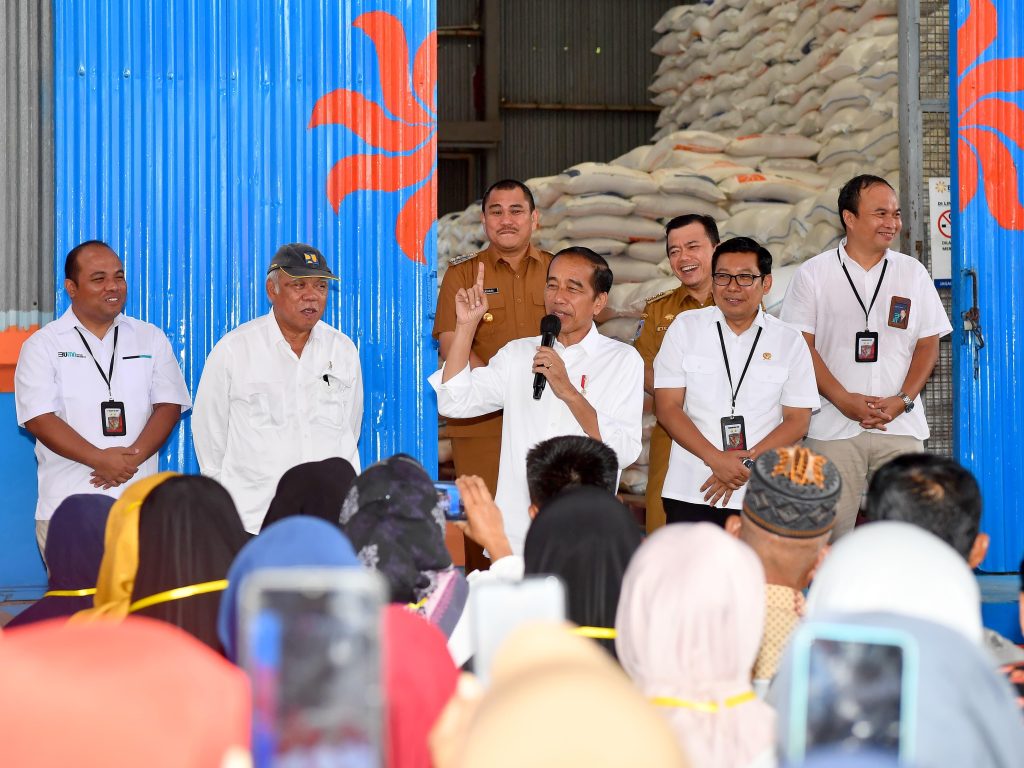 Presiden Jokowi Tinjau Stok Beras dan Serahkan Bantuan Pangan di Kabupaten Bungo 1024x768 1