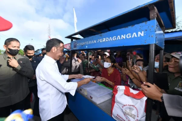 Presiden Jokowi bersama Ibu Iriana Kunjungi Pasar Langgur 1024x682 1