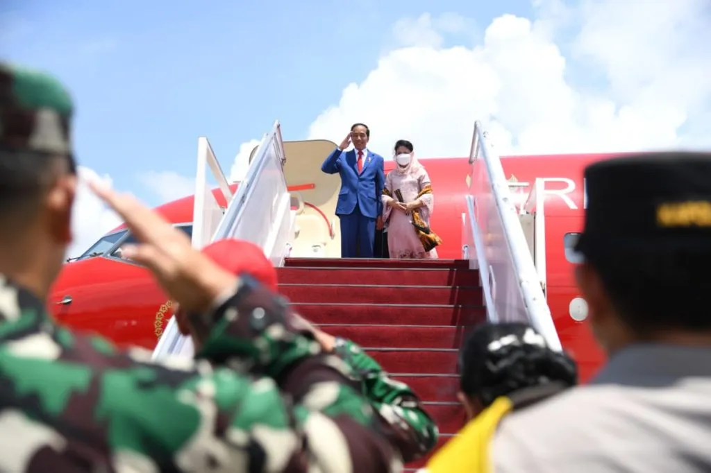 Presiden Jokowi dan Ibu Iriana Bertolak ke Thailand Hadiri APEC 1024x682 1