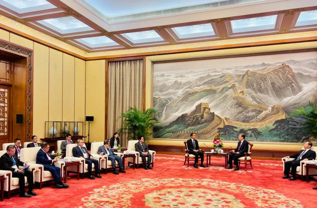 Presiden Jokowi dan Ketua Zhao Leji Apresiasi Peningkatan Kerja Sama Indonesia RRT 1024x672 1