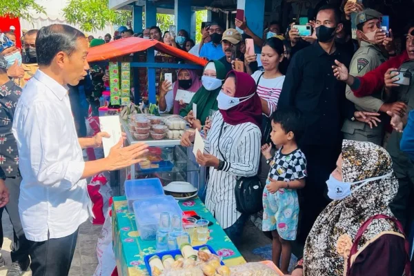 Presiden Sapa Warga Baubau di Pasar Wameo