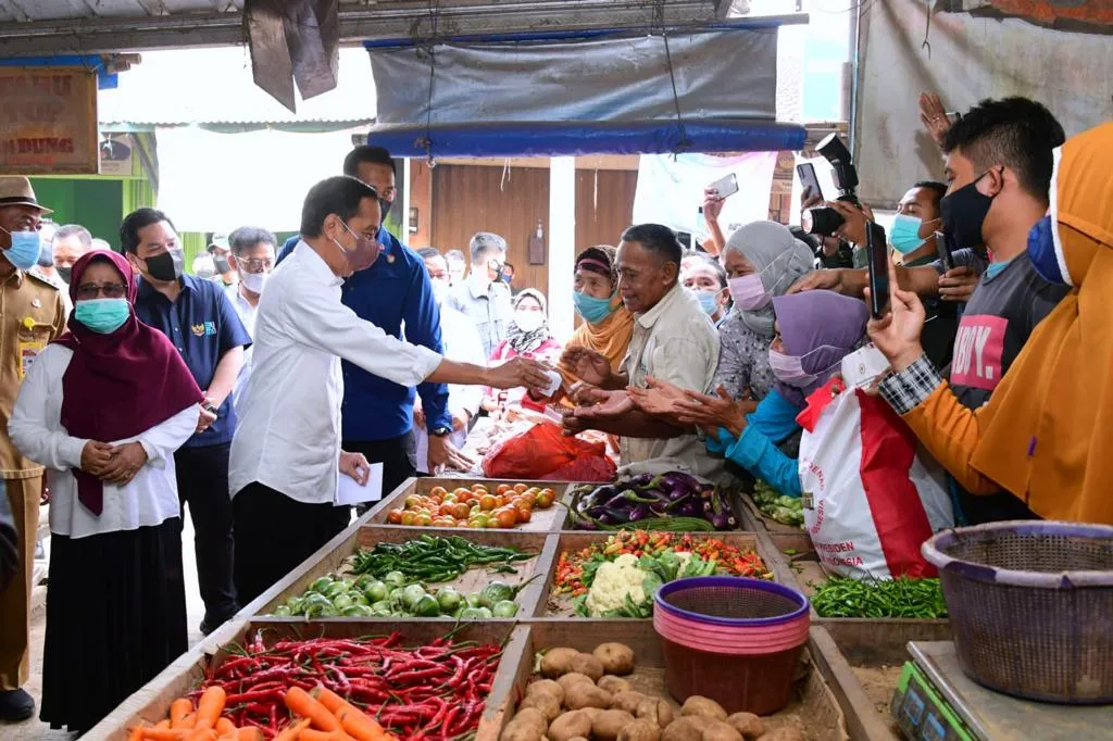 Presiden Serahkan Bansos untuk Pacu Pertumbuhan Ekonomi dan Jaga Daya Beli Masyarakat