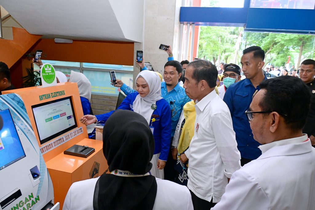 Presiden Tinjau RSUD Prof. Dr. H. M. Anwar Makkatutu Bantaeng 1024x683 1