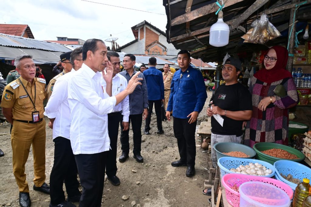 Presiden dan Ibu Iriana Cek Harga Bahan Pokok di Pasar Sentral Palakka 1024x682 1