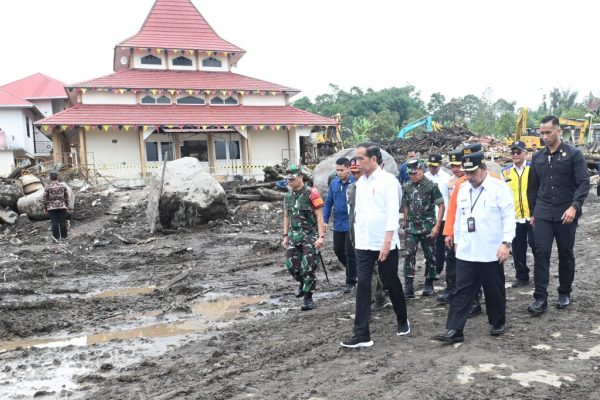 Presiden dan Ibu Iriana Tinjau Area Terdampak Longsor dan Banjir Bandang di Agam 1024x682 1