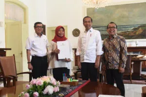 Presiden dengan Baiq Nuril 1 2 300x200 1