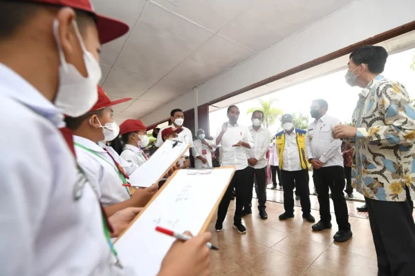 Saat Presiden Bertemu Anak Anak Pandai Matematika di Humbang Hasundutan