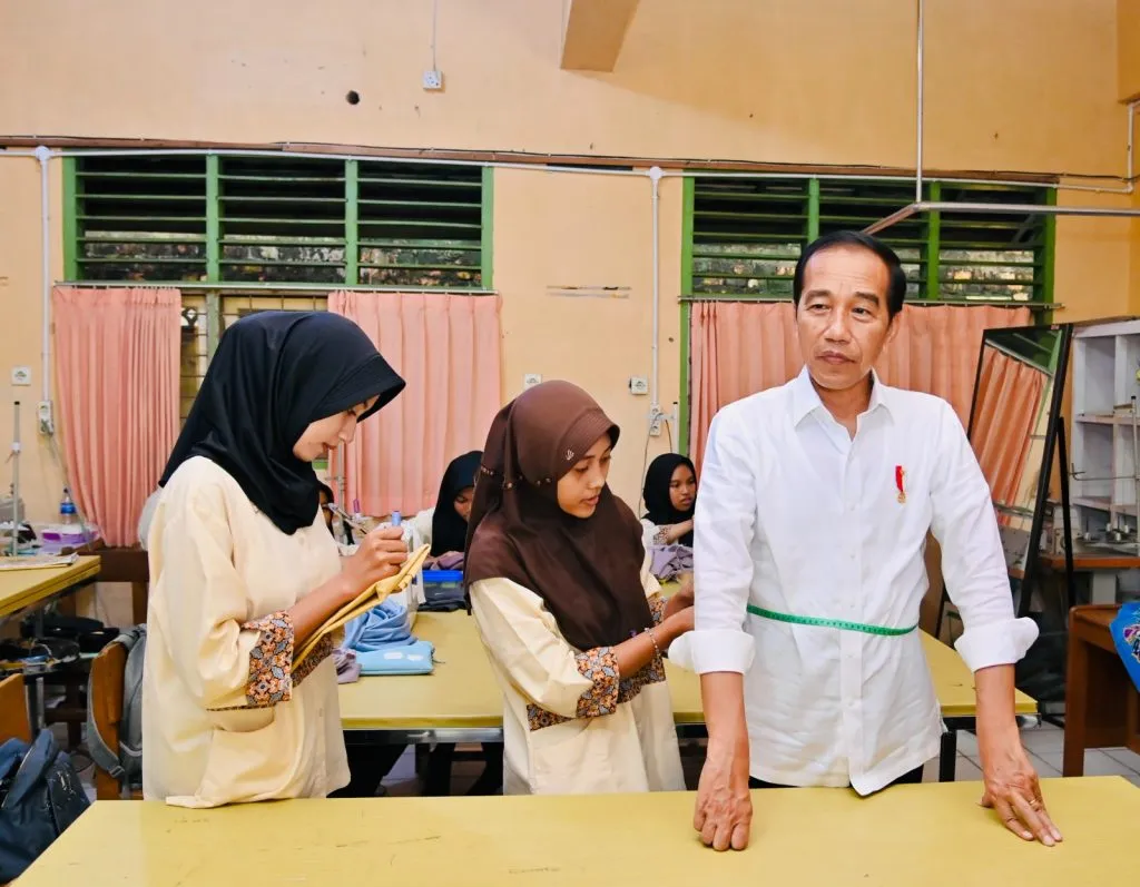 Saat Presiden Pesan Baju Buatan Siswa Tata Busana 1024x797 1