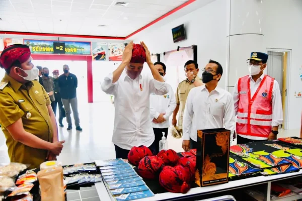 Saat Presiden dan Menhan Beli Blangkon Madura 1 1024x682 1