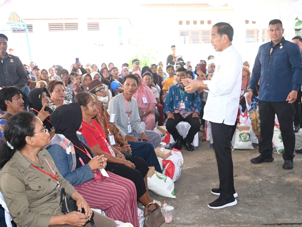 Serahkan Bantuan Pangan di Gudang Bulog Buntok Presiden Pastikan Kontinuitas hingga Desember 1024x768 1