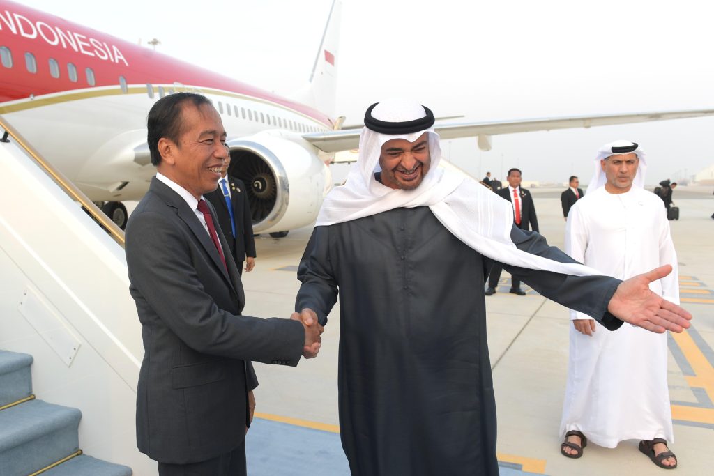 Tiba di Abu Dhabi Presiden Jokowi Disambut Langsung Presiden MBZ di Bandara Zayed 1024x683 1