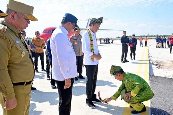 Tiba di Kalbar Presiden Jokowi Disambut Prosesi Adat Tepung Tawar 1024x683 1
