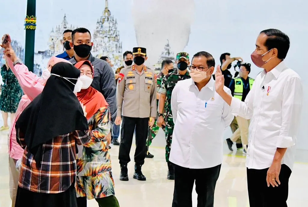 Tiba di YIA Presiden Sapa Penumpang