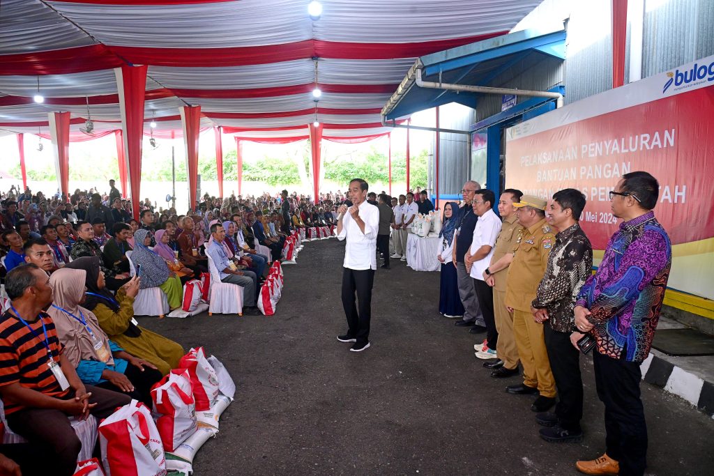 Tinjau Gudang Bulog di Lubuklinggau Presiden Jokowi Pastikan Kelanjutan Bantuan Pangan 1024x683 1