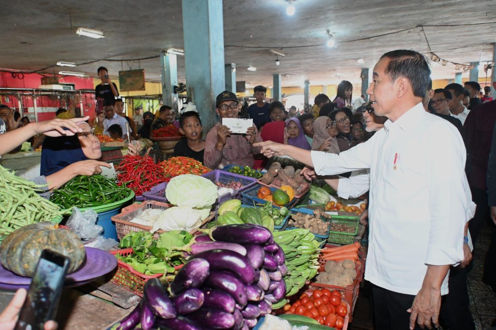 Tinjau Pasar di Kotawaringin Timur Presiden Jokowi Pastikan Harga Baik dan Stabil 1 1024x682 1