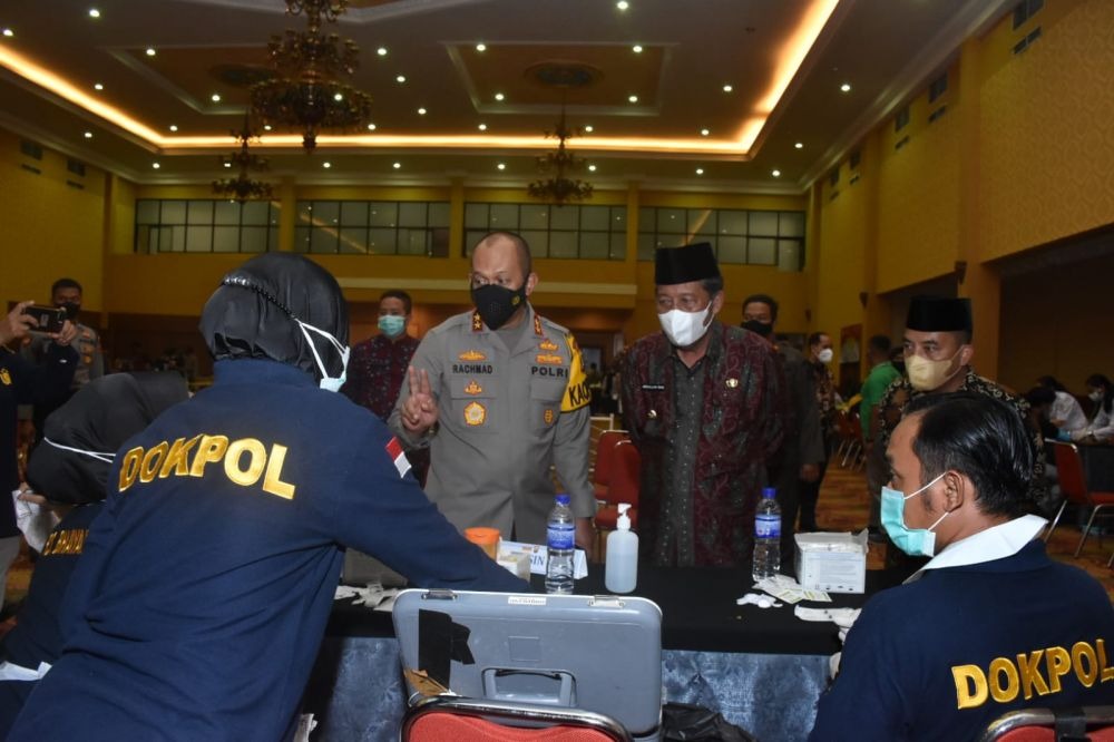 accelerate national vaccination program jambi regional police hold mass vaccination for jambi community 42711