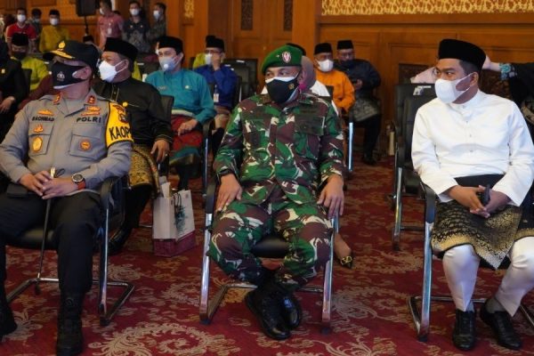 accelerating covid 19 handling chief of jambi regional police attended special plenary meeting of jambi regional house of representatives 39083