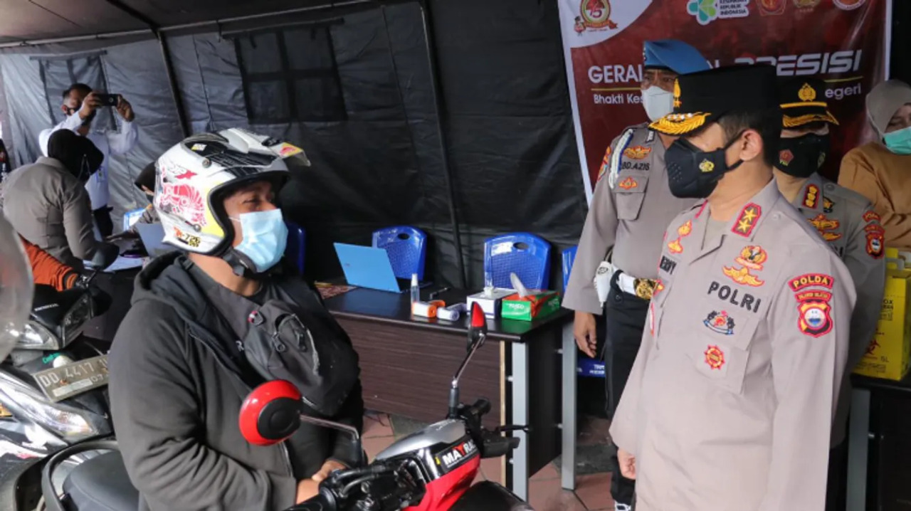 accelerating vaccination south sulawesi regional police opened drive thru outlet service 40690
