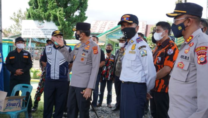 aceh regional police chief provides social assistance for people affected by the covid pandemic in bener meriah 40902