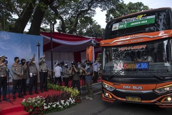ada 1 041 pemudik kembali diberangkatkan polda metro jaya dalam gelombang kedua mudik gratis polri 46395