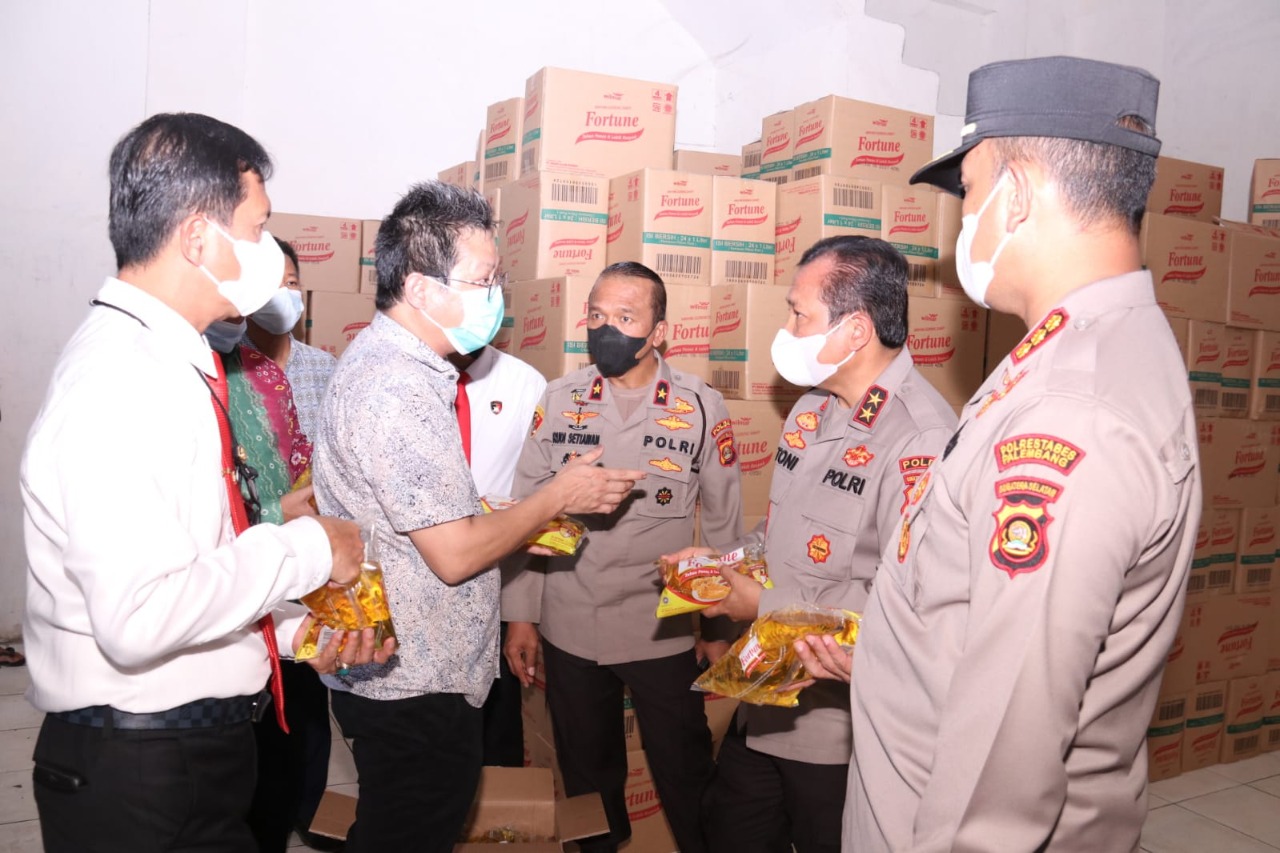 ahead of ramadhan kapolda sumsel inspect the cooking oil stock in pasar km 5 45205
