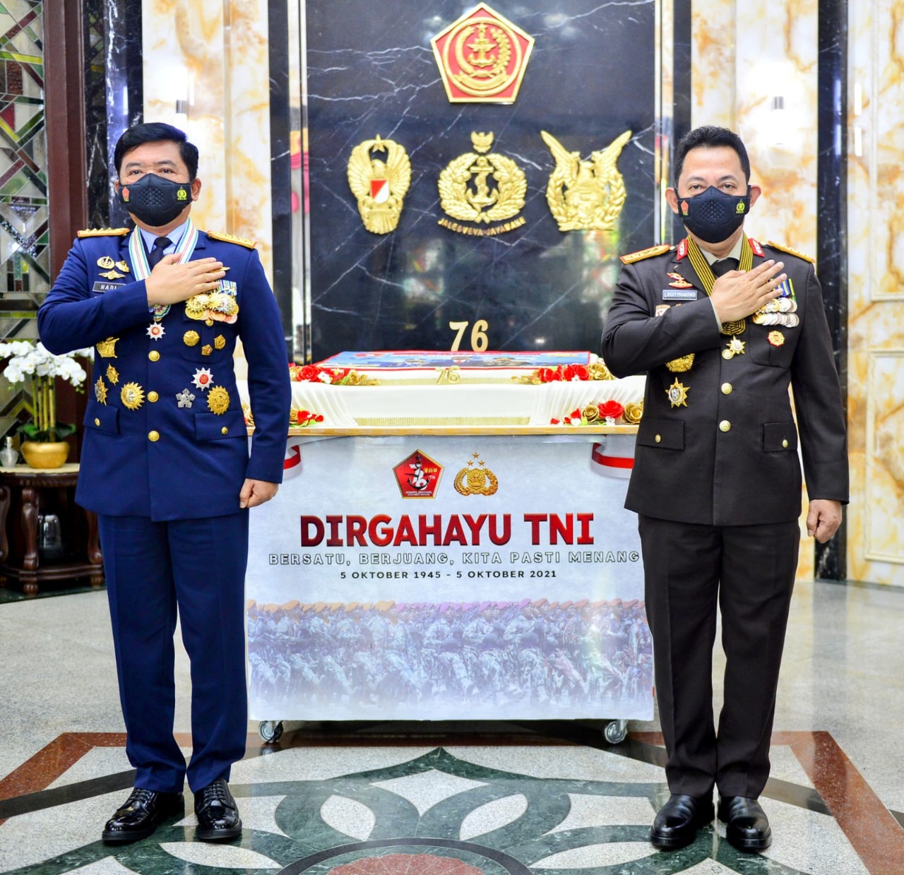 ahead of retirement mobile brigade personnel cry to get a house from the riau regional police chief 43093