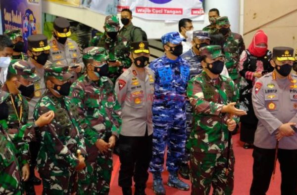 ahead to independence day national police chief and national armed forces commander reviews mass vaccination acceleration in east kalimantan 41163
