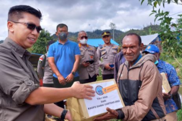 aids from kapolri was sent through cassowary program to the people of mount bintang 45759