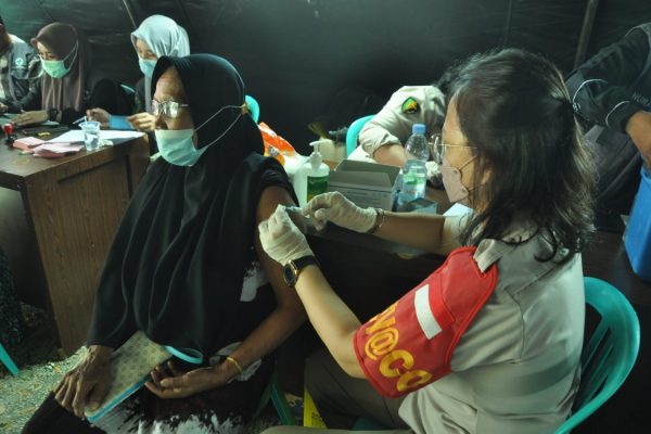akabri angkatan99 gelar vaksinasi di sejumlah desa di sulteng 9800