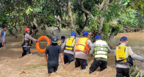 akibat hujan deras di lombok personel polda ntb disebar ke seluruh titik banjir 25296