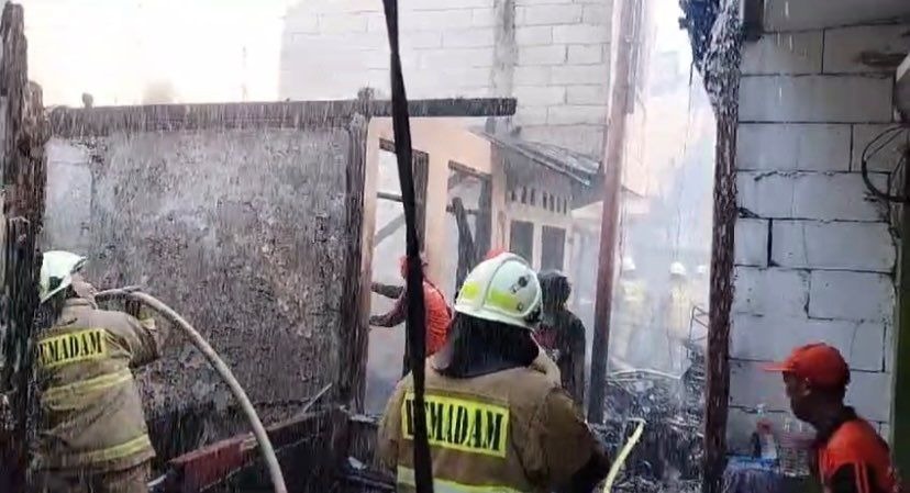 akibat kebocoran gas rumah di kwitang hangus terbakar 67758