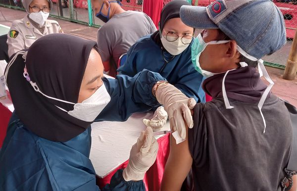 akselerasi vaksinasi jelang perayaan nataru kapolda jabar tinjau gebyar vaksin presisi di mapolres cimahi 25317