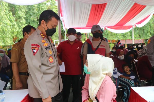 akselerasi vaksinasi kapolda banten tinjau pelaksanaan vaksinasi serentak di sman 4 kota serang 85