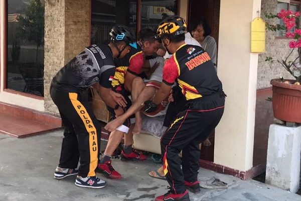 aksi heroik brimob polda riau selamatkan dua lansia yang terjebak dalam kebakaran rumah 18220