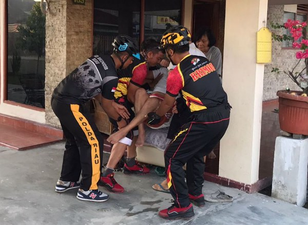 aksi heroik brimob polda riau selamatkan dua lansia yang terjebak dalam kebakaran rumah 18220