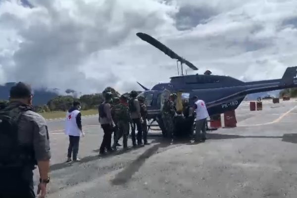 aksi heroik ops damai cartenz berhasil evakuasi 8 korban penembakan kkb 21246