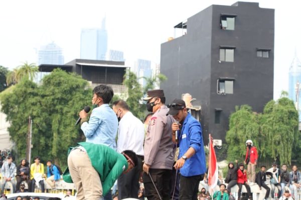 aksi simpatik kapolri kawal demo mahasiswa 45864