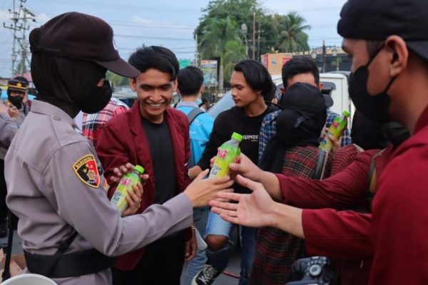 aksi simpatik polwan polda gorontalo memberikan takjil dan minum kepada pendemo mahasiswa 45927