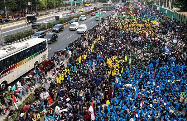 aksi unjuk rasa berjalan damai karena dikawal kepolisian 45874