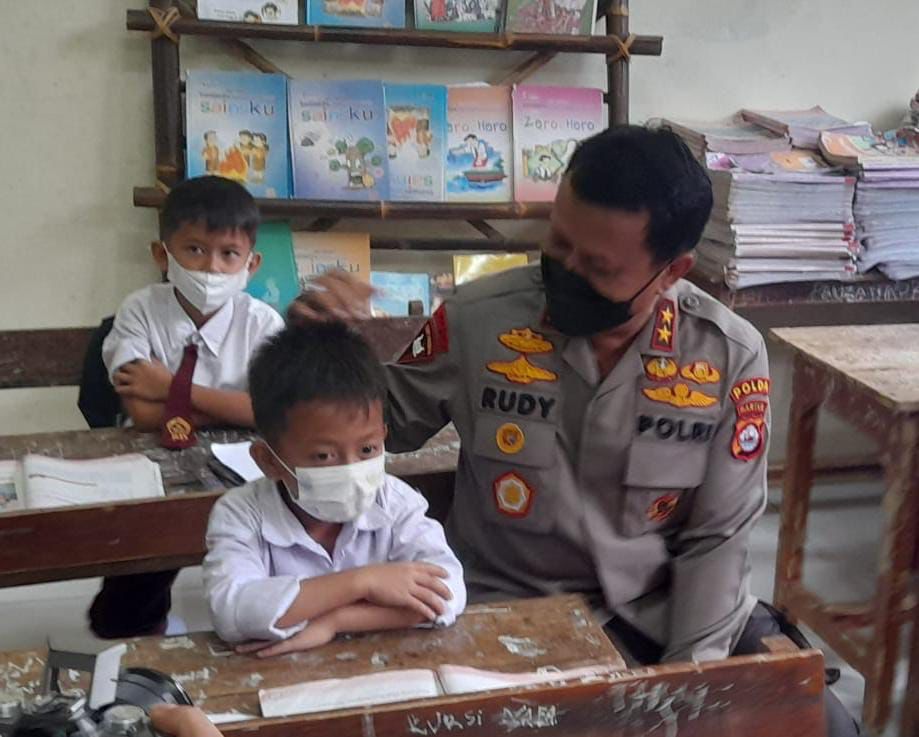 aktif berkarya di dunia akademik kapolda banten dianugerahi gelar professor 22902