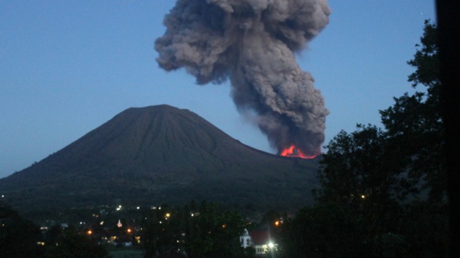 aktivitas gunung lokon berpotensi erupsi jalur pendakian ditutup sementara 59868