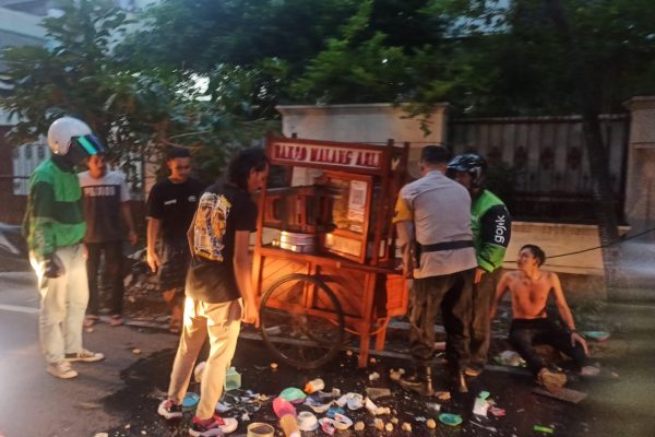 alami musibah polisi cepat tanggap bantu pedagang bakso yang gerobaknya terguling di jakarta barat 82548