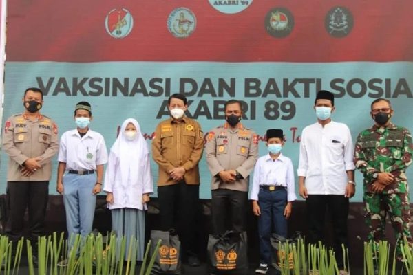 alumni akabri 89 gelar vaksinasi dan salurkan ribuan paket sembako di banten 9813
