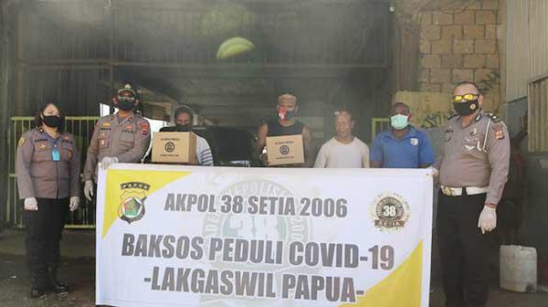 alumni akpol 2006 polda papua bagi sembako kepada masyarakat 11042