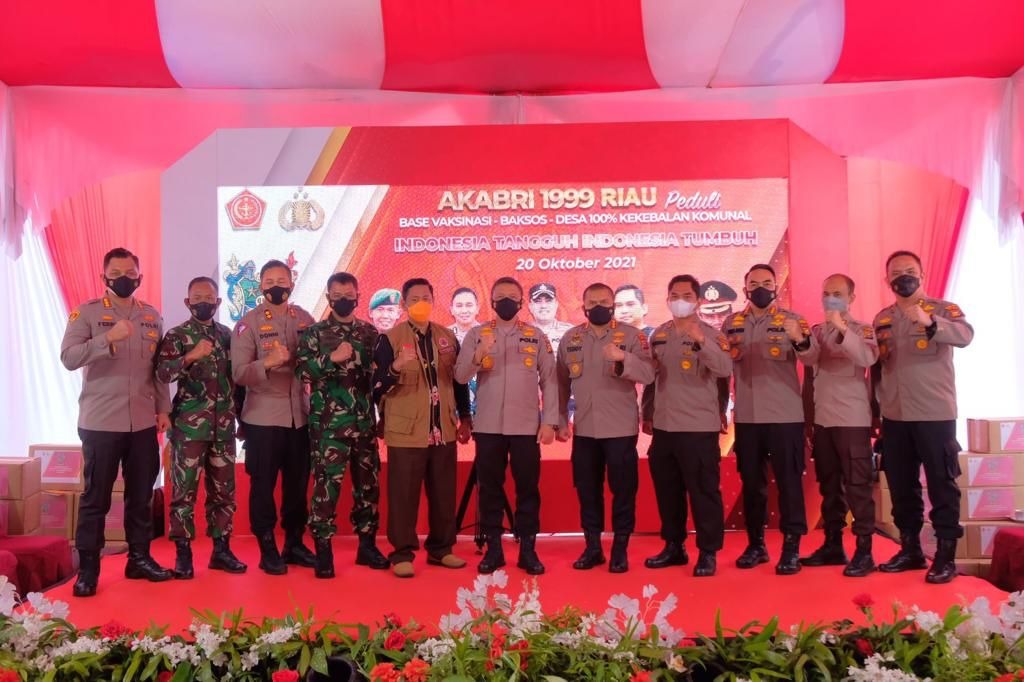 alumni of indonesian military academy 99 riau cares distributes 1000 social assistance and holds 1000 vaccinations 43278