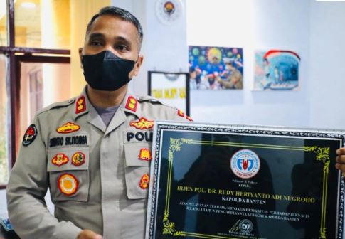 amazing forum wartawan berikan penghargaan ke kapolda banten 9815